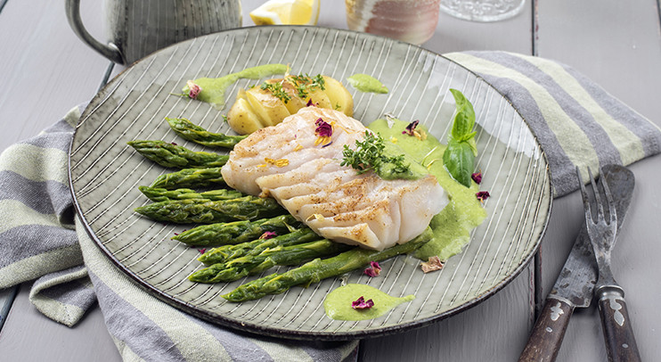 Gebratenes Fischfilet auf Erbsenpüree