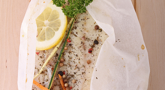 Fischfilet im Papier mit Gemüse