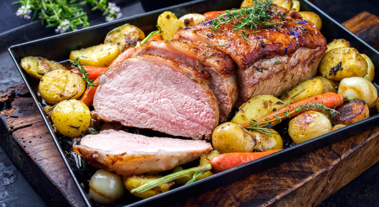 Ofenkaree mit Frühlingsgemüse