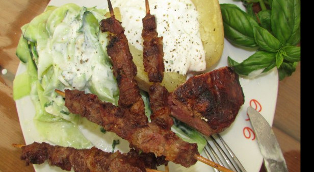 Marinierte Lammspieße mit warmen Gurkensalat und Folienkartoffel 