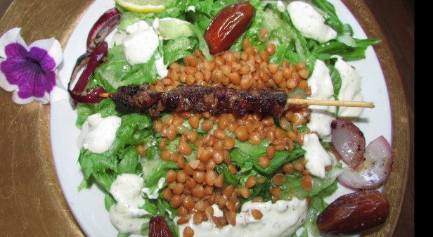 Salat mit Datteln, Linsen, Lammspieße und Minz-Joghurtdressing