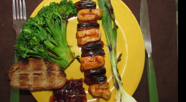 Gegrillte Schweinemedaillons-Dattelspieße mit Grillgemüse