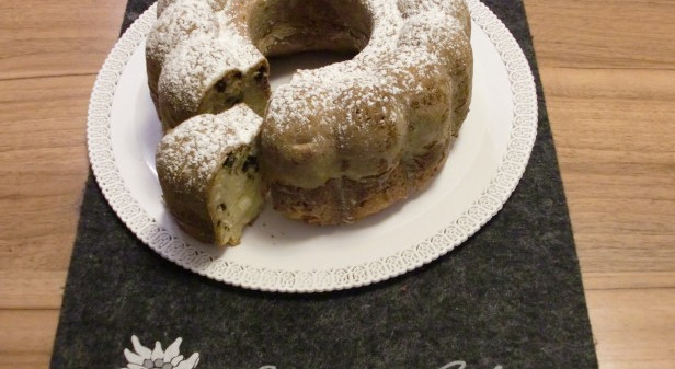 Apfel-Eierlikörgugelhupf