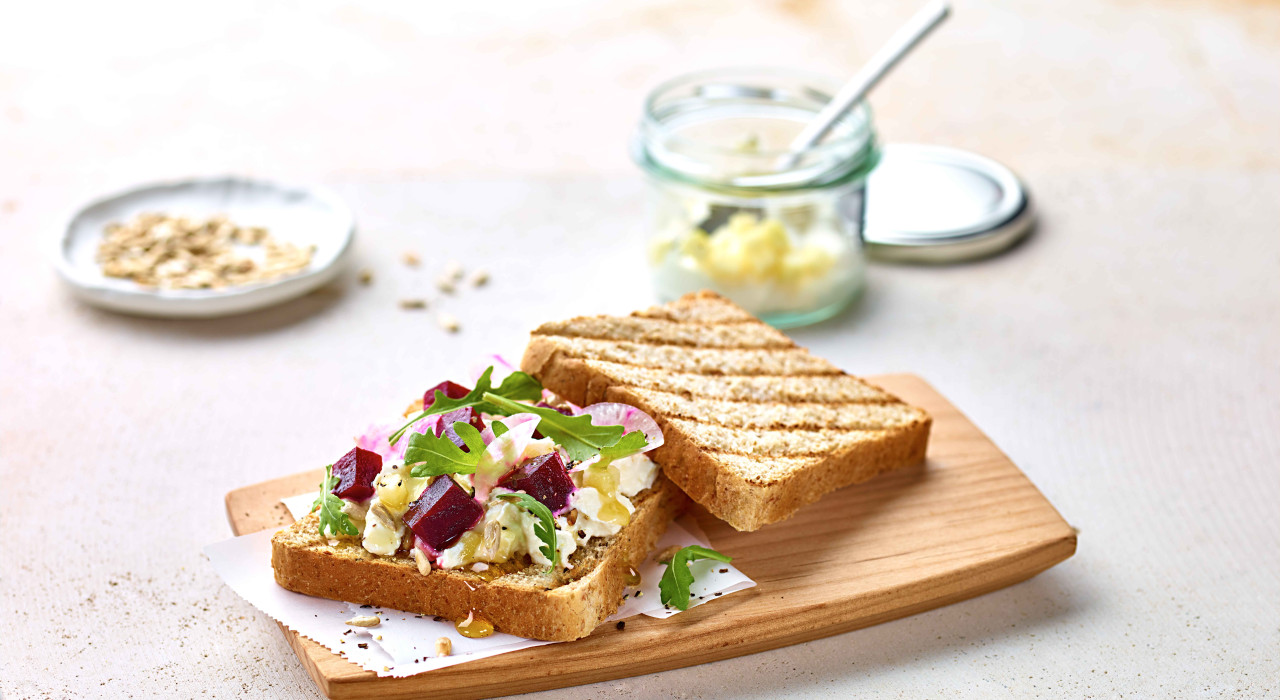 Ölz Mehrkorn Toast mit rote Rüben, Apfel-Kren, Chioggia Rübe & geröstete Sonnenblumenkerne 
