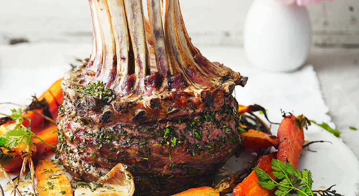 Lammkrone auf Kartoffel-Kerbelpüree und glasierten Karotten