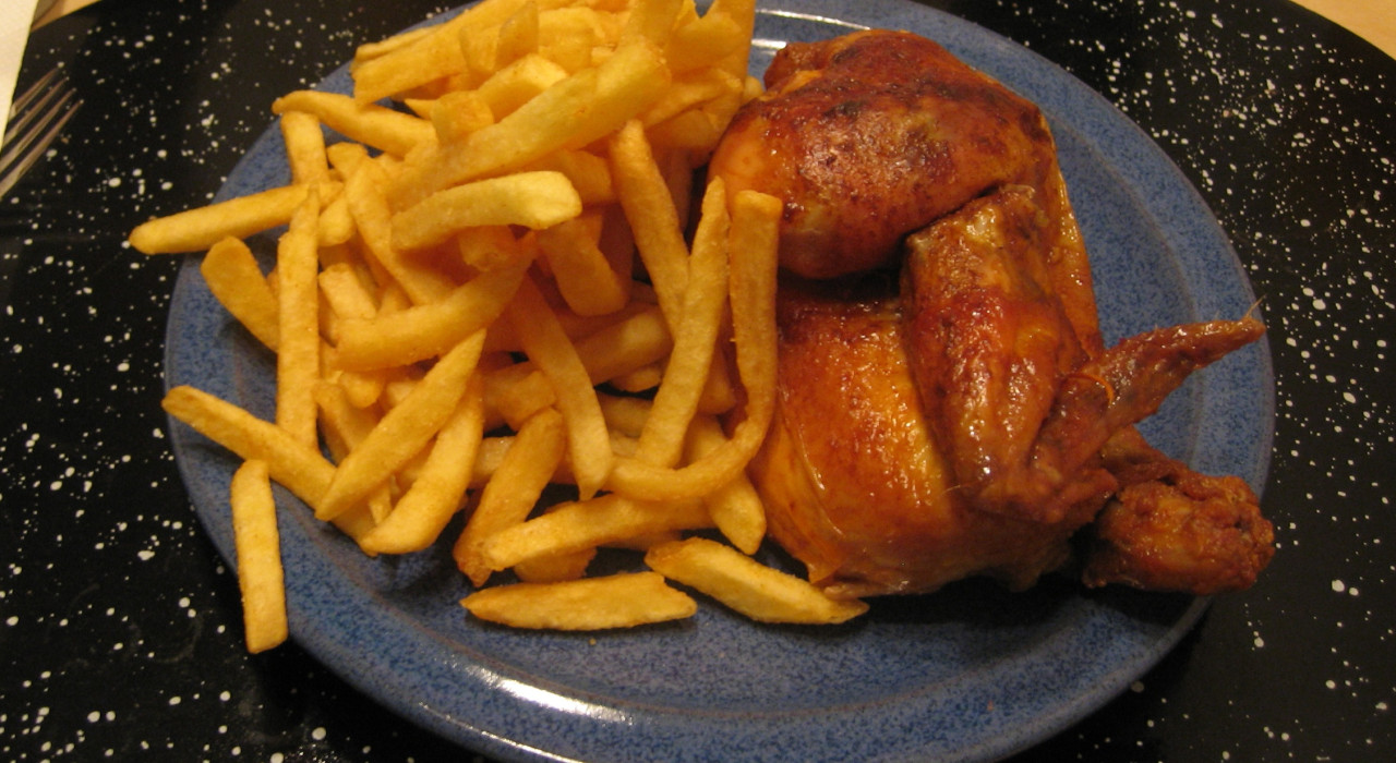 Grillhähnchen mit Pommes