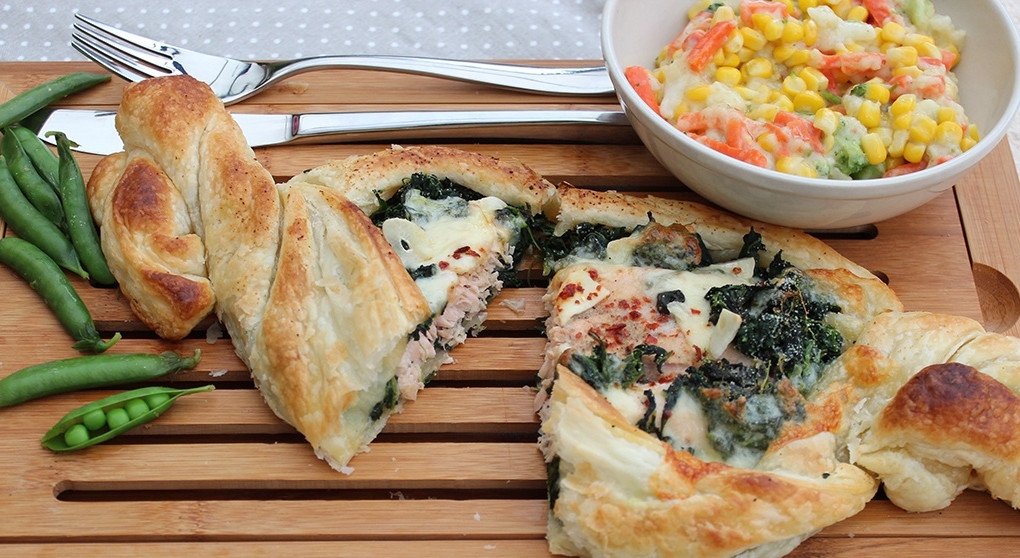 Lachs mit Spinat-Käse-Füllung in Blätterteig