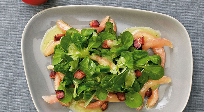 Vogerlsalat mit Erdäpfeldressing und Speck