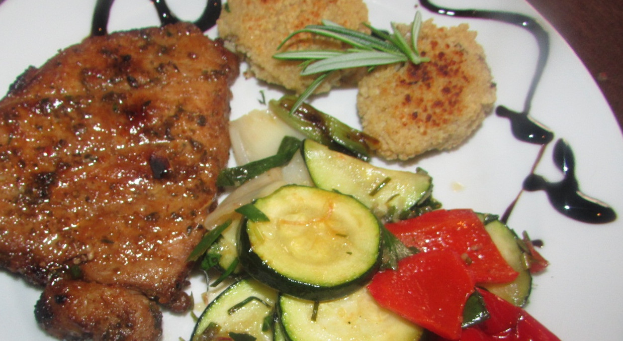 Gegrillte Schweinefiletsteaks kreolisch mariniert mit Grillgemüse und Polentataler: