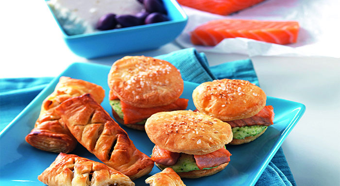 Blätterteigburger gefüllt mit Brokkolipüree und Lachswürfeln