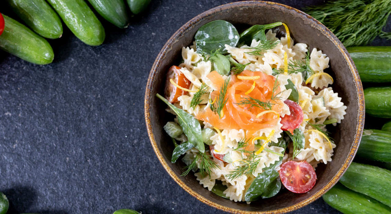  Cremiger Nudelsalat mit Mini-Gurken und Räucherlachs