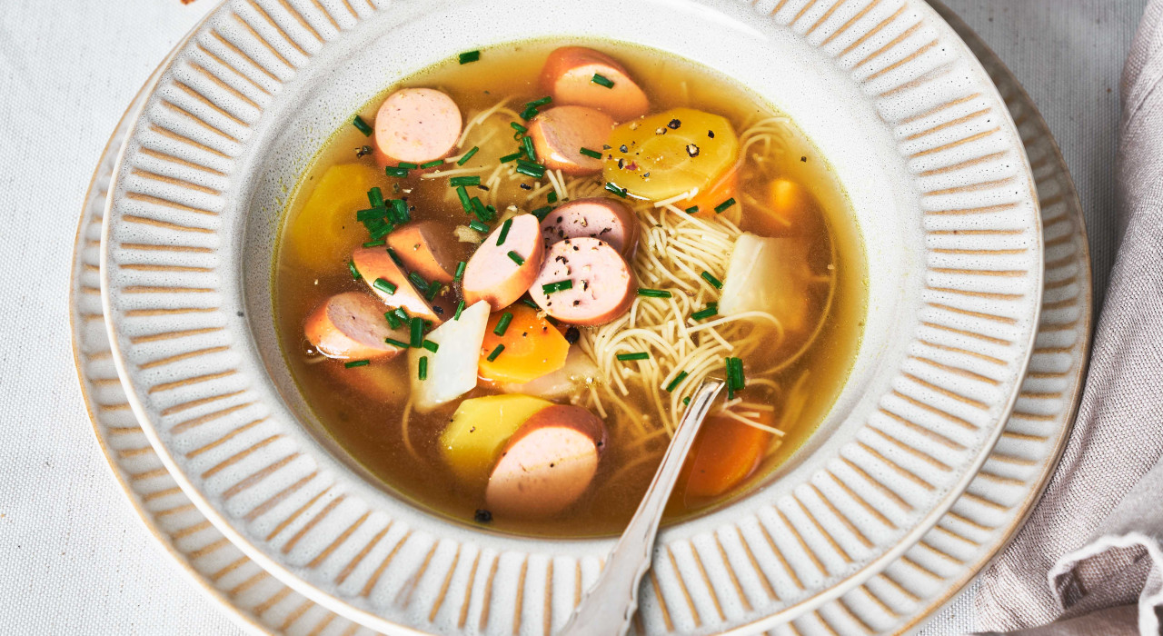 Würstlsuppe mit Wurzelwerk und Frankfurter 