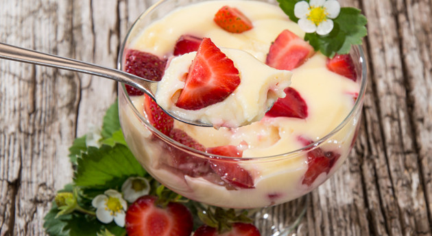 Eierlikörcreme mit Erdbeeren