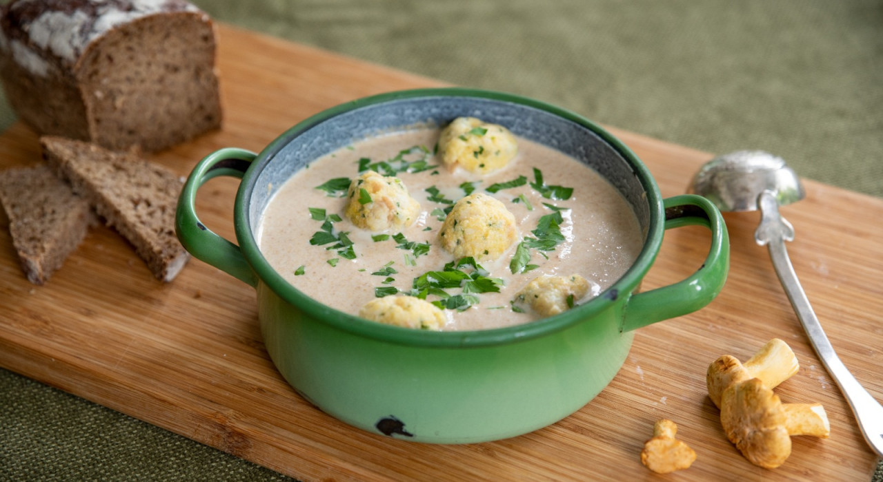 Eierschwammerlsuppe mit Bröselknödel