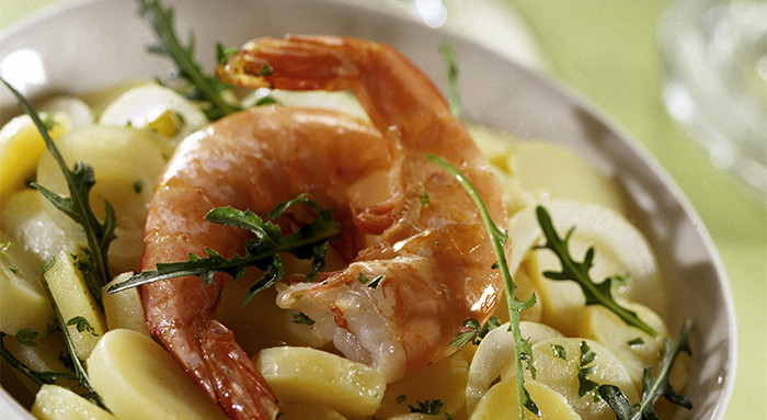 Erdäpfelsalat mit gegrillten Garnelen