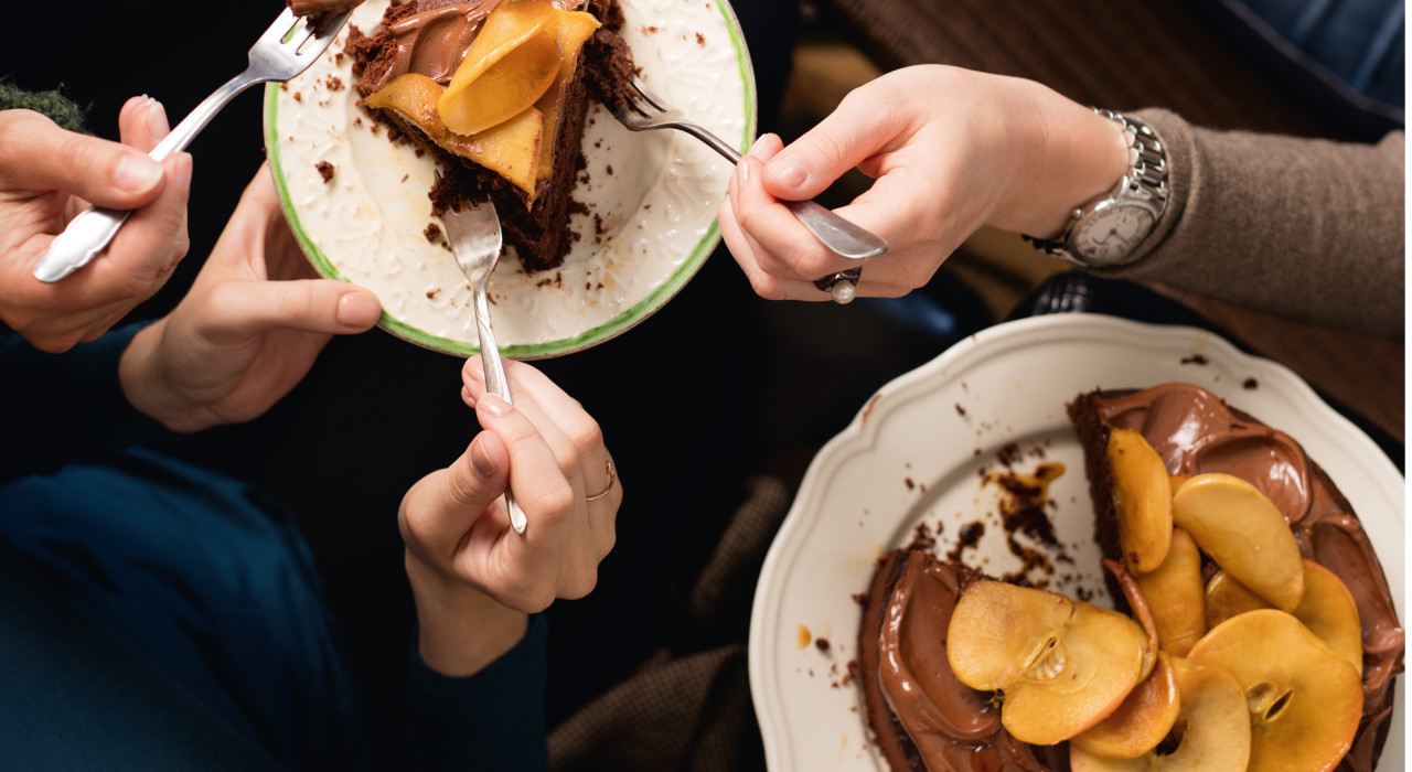 Schokoladentorte mit karamellisierten Äpfeln