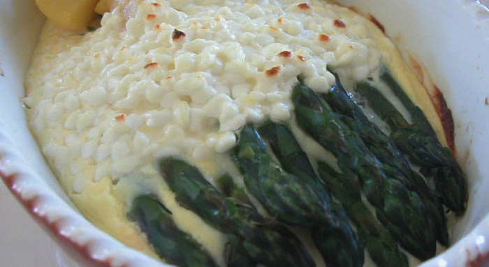 Grüner Spargel mit Landfrischkäse-Kruste