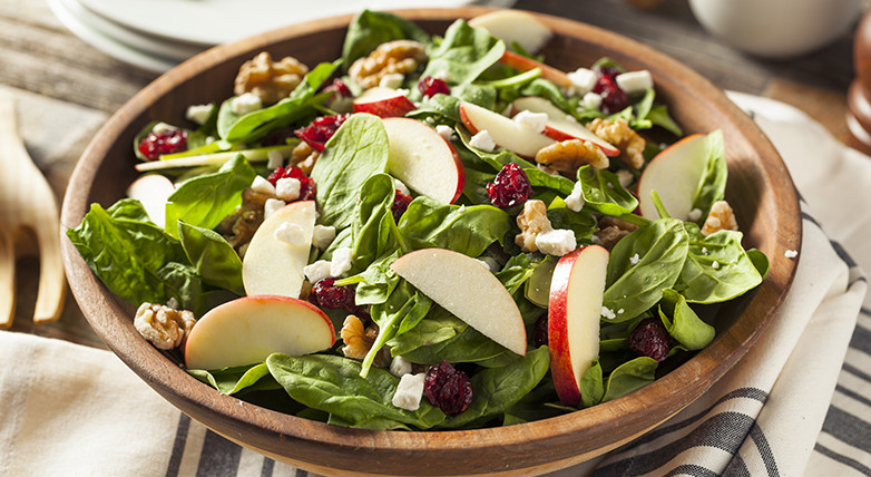 Herbstlicher Salat mit Äpfel und Nüssen