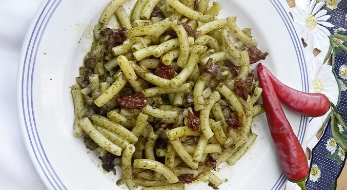 Wildkräuternudeln mit getrockneten Tomaten