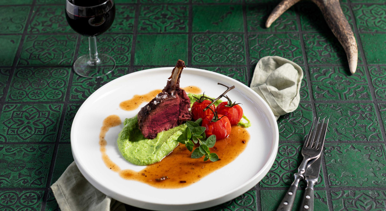 Hirschkrone mit Erbsenpüree und Ofentomaten