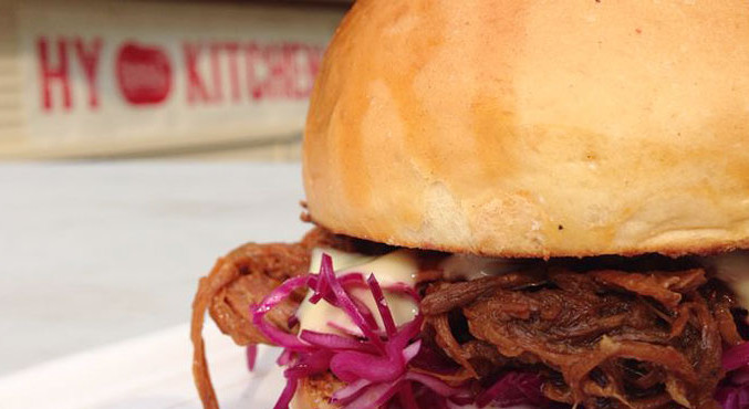 Duck Confit Burger mit getrüffelter Honig Sauce im Brioche Bun