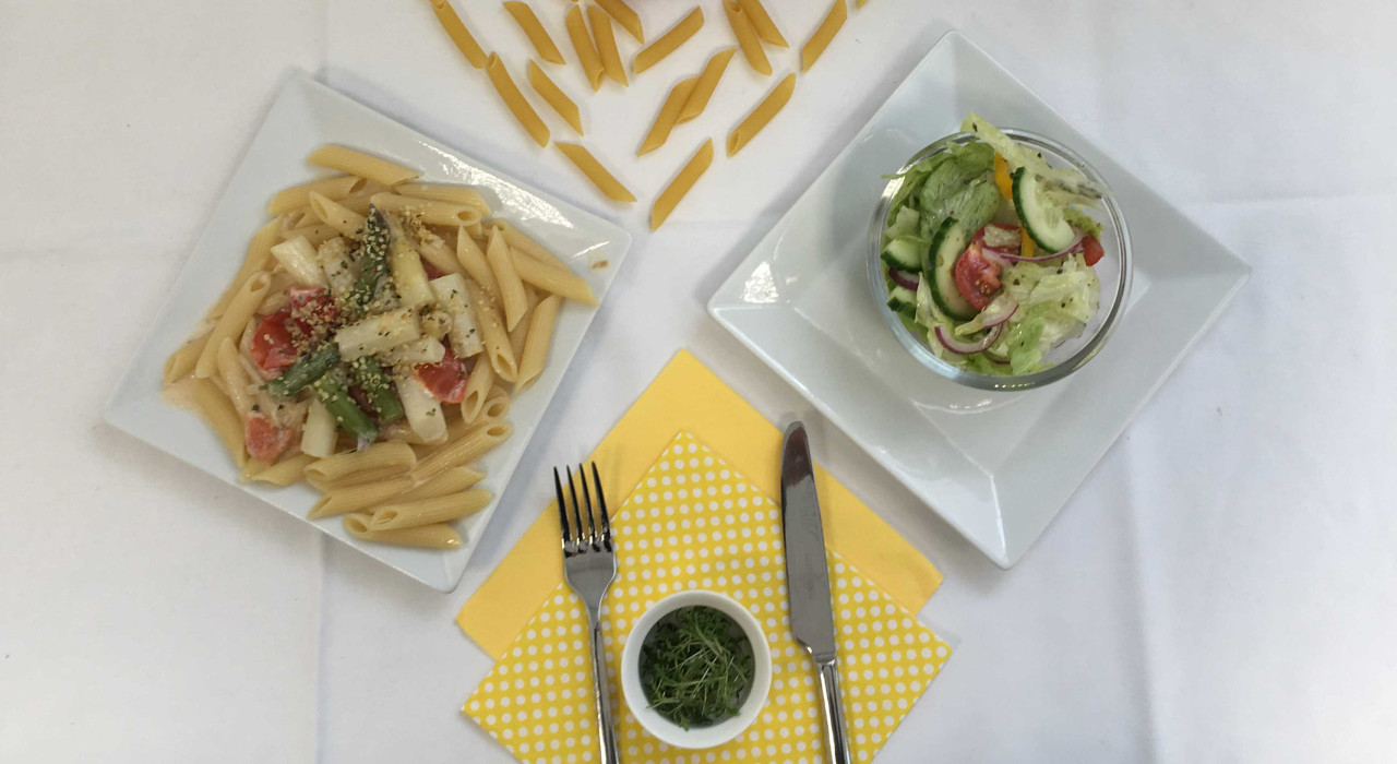 Spargelpfanne mit Penne und gerösteten Hanfsamen