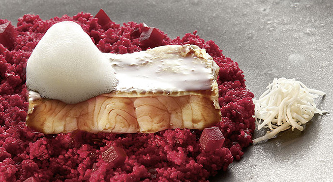 In Kernöl konfierter Zander mit Rote-Rüben-Couscous und Krenschaumsauce