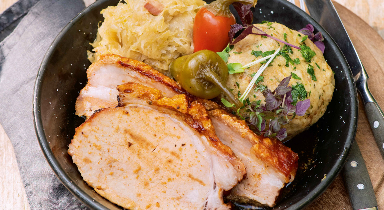 Jungschweinsbraten mit Specksauerkraut und Semmelknödel