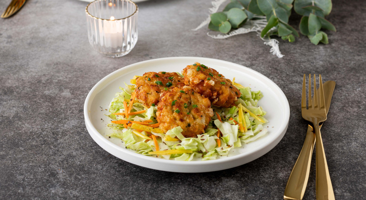 Kaspressknödel auf Kohlsalat