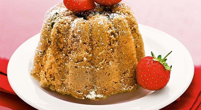 Kernölgugelhupf mit Erdbeeren