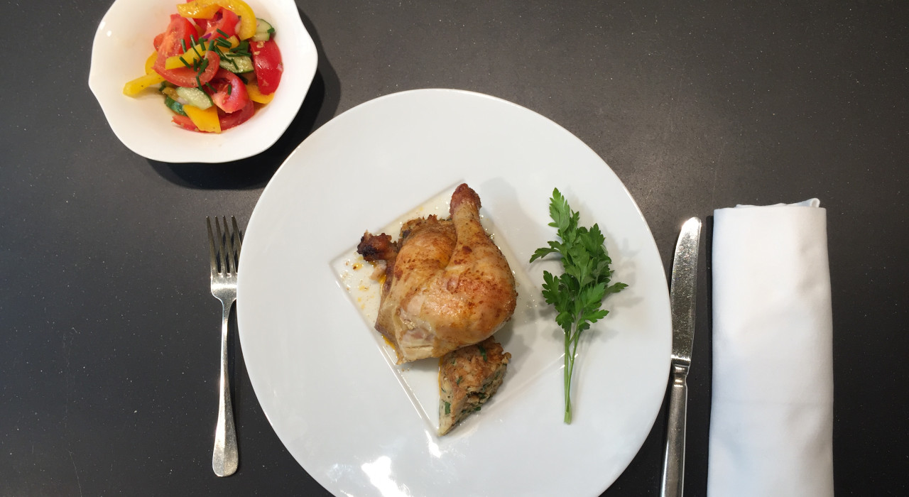 Gefülltes Brathendl mit Sommersalat