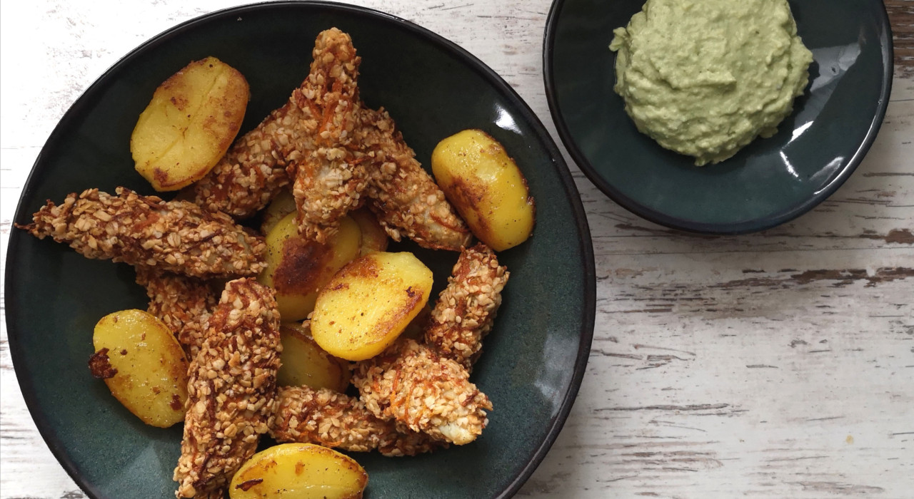 Knusprige Fischsticks in Sesamkruste mit Bratkartoffeln und Avocadodip 