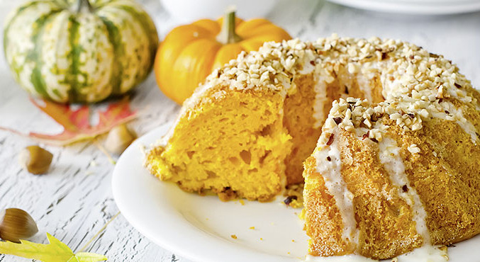 Gugelhupf mit gehackten Kürbiskernen