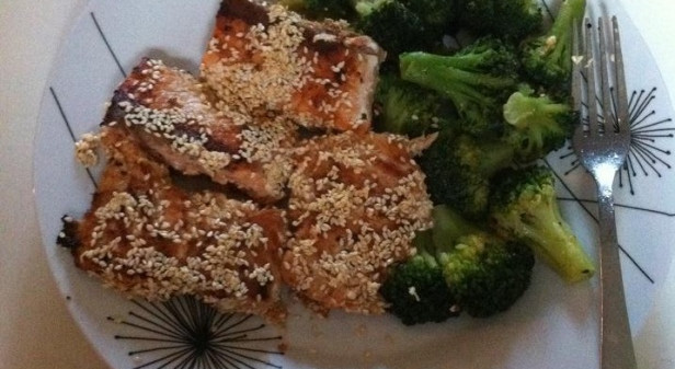 Gebratenes Lachsfilet mit Sesam und Brokkoliröschen