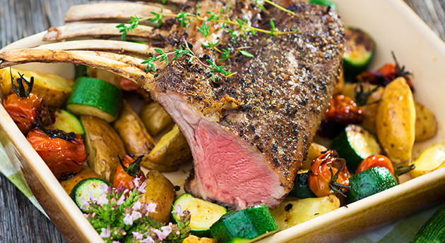 Mediterranes Lammkarre mit Gemüse