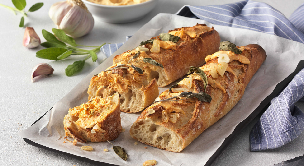 Baguette mit Wojnar’s Liptauer mild, Salbei und Knoblauch