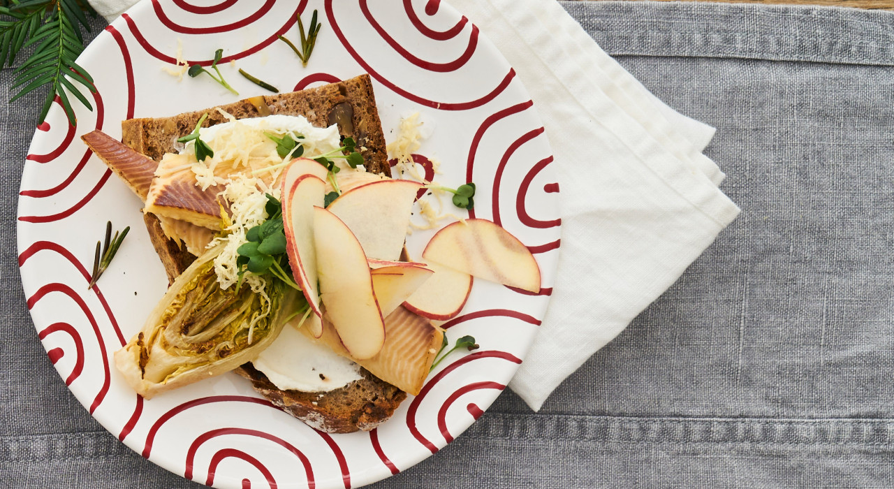 Nussbrot getoastet mit Kren, Räucherforelle und gebratenen Salatherzen