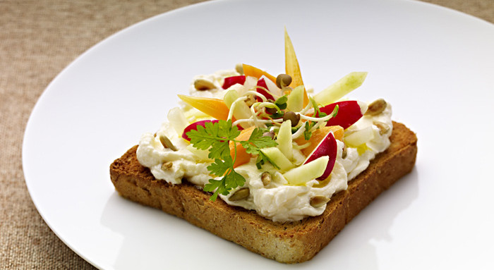 Mehrkorn Toast mit jungem Gartengemüse