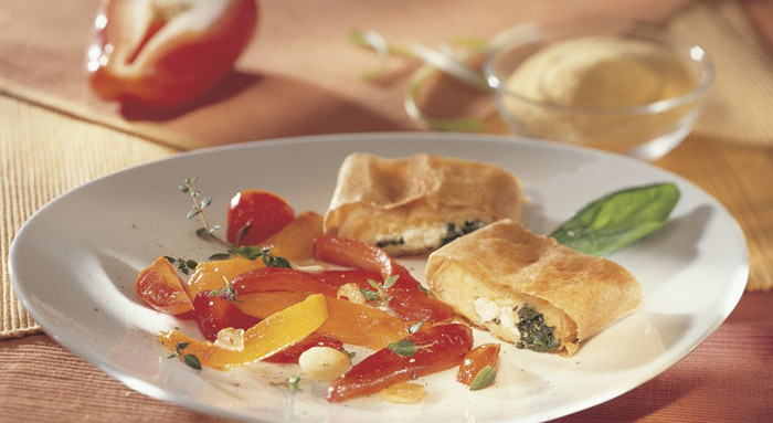 Polentastrudel mit Spinat-Schafskäsefüllung & Peperonata