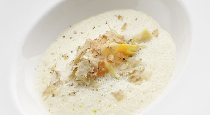 Dotterraviolo mit weißem Trüffel und Parmesan, Spinat