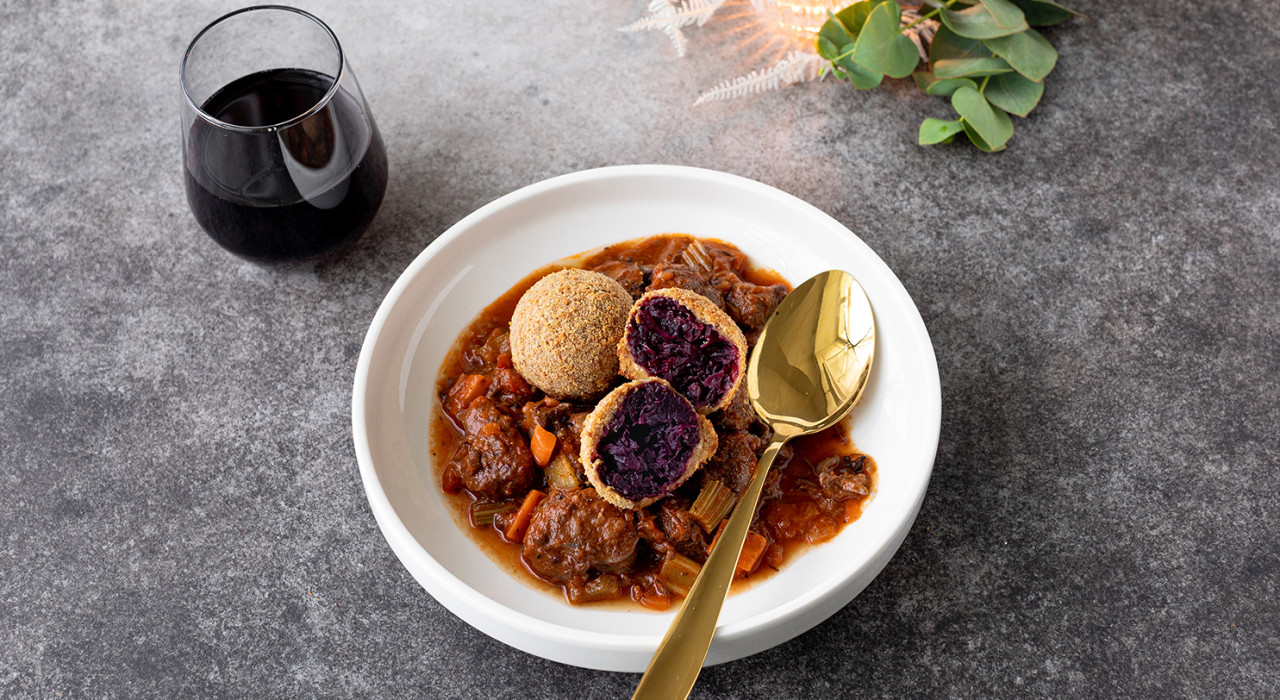 Gebackene Rotkrautknödel auf Wildschweinragout
