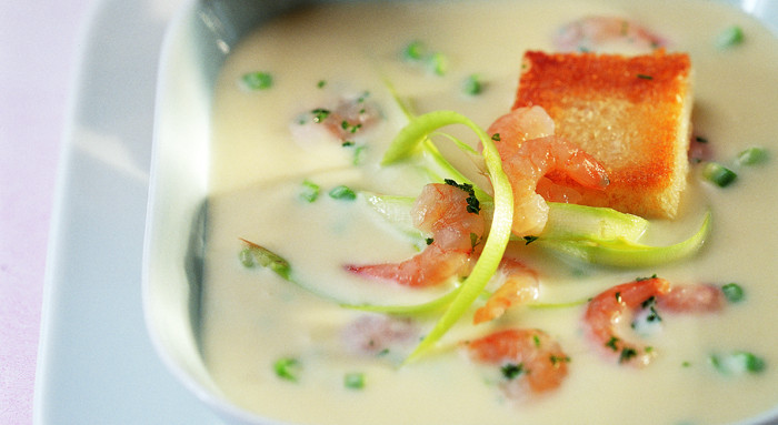 Spargelcremesuppe mit Shrimps