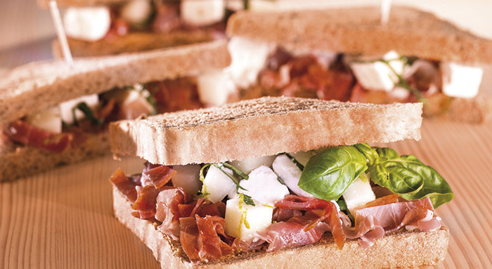 Sandwich mit Honigmelone, Schafkäse & Parmaschinken