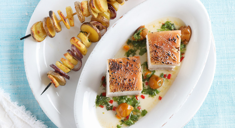 Schweinebauch „Ildefonso“ mit Kriecherln und Erdäpfelspießen