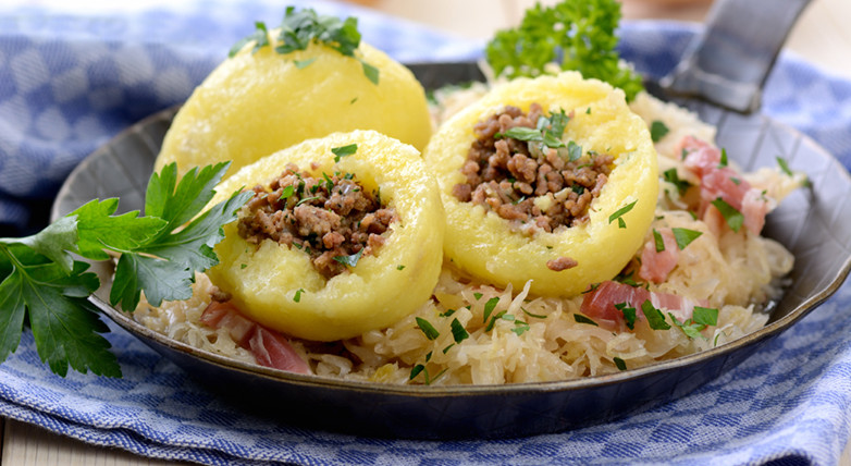 Selchfleischknödel mit Krautsalat