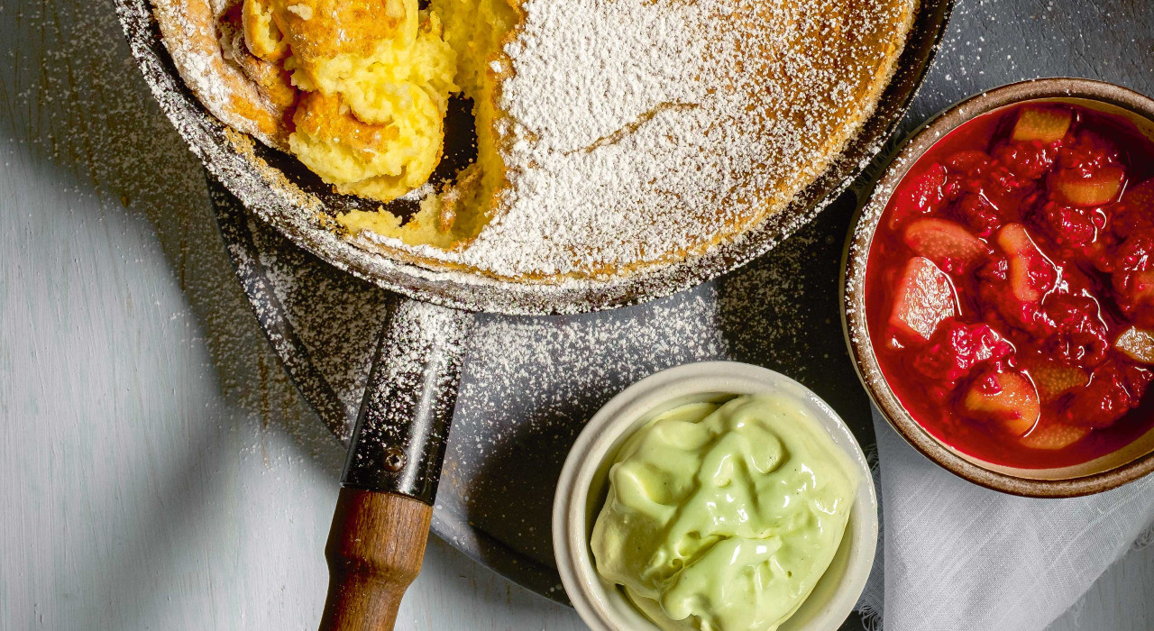 Soufflierter Grießschmarrn mit Himbeer-Rhabarber & Waldmeistereis