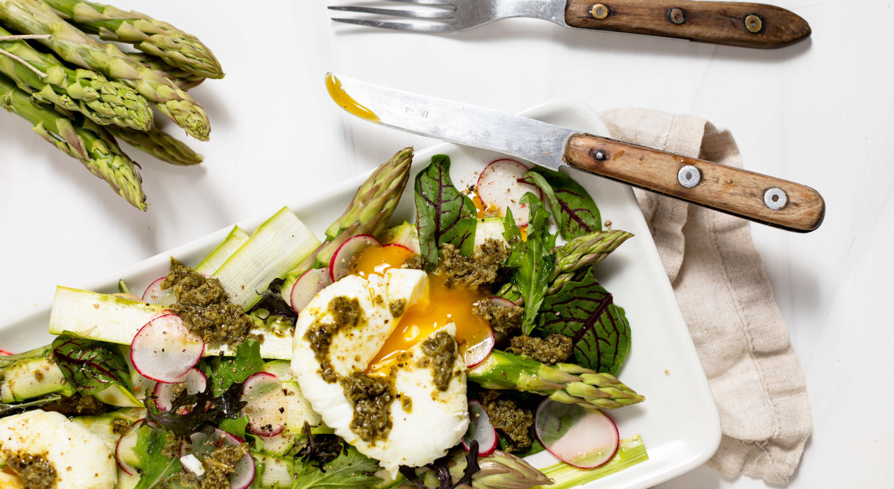Spargelsalat mit pochiertem Ei