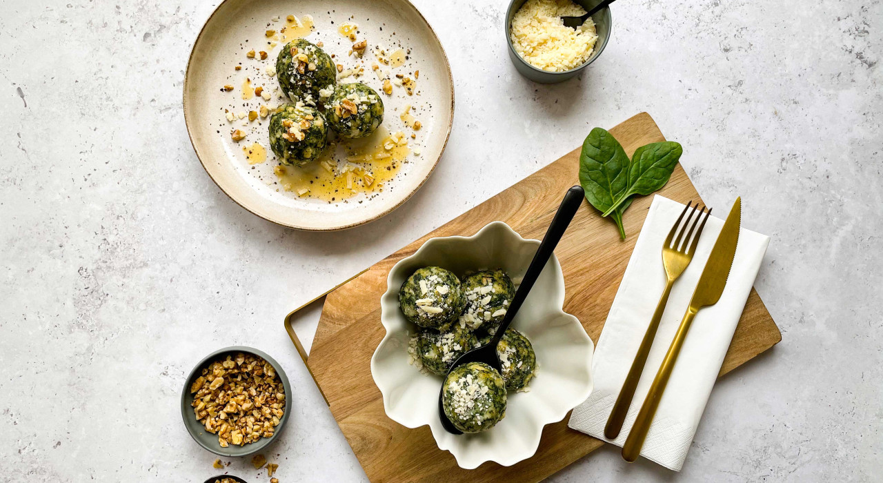 Flaumige Spinatknödel mit Nussbutter