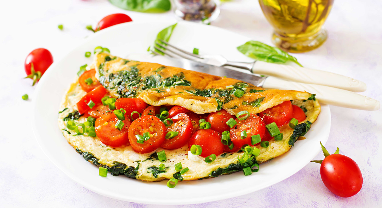 Spinat Omelett mit Schnittlauch und Kirschtomaten