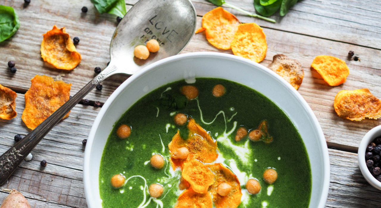 Spinatsuppe mit Süßkartoffel- Chips und Backerbsen